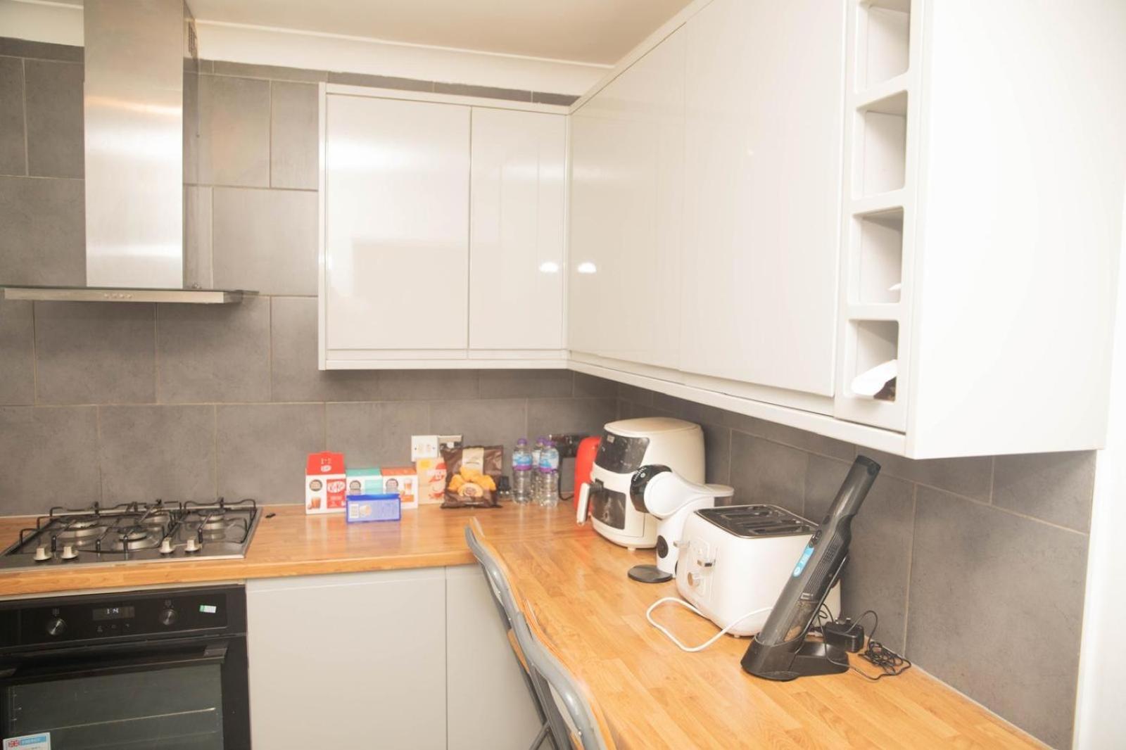 Three Bedroom House Newly Renovated Close To Gravesend Town Center Blue Water Stratford Westfield And 33 Mins To Kings Cross On Southeastern Javelin Line Zewnętrze zdjęcie