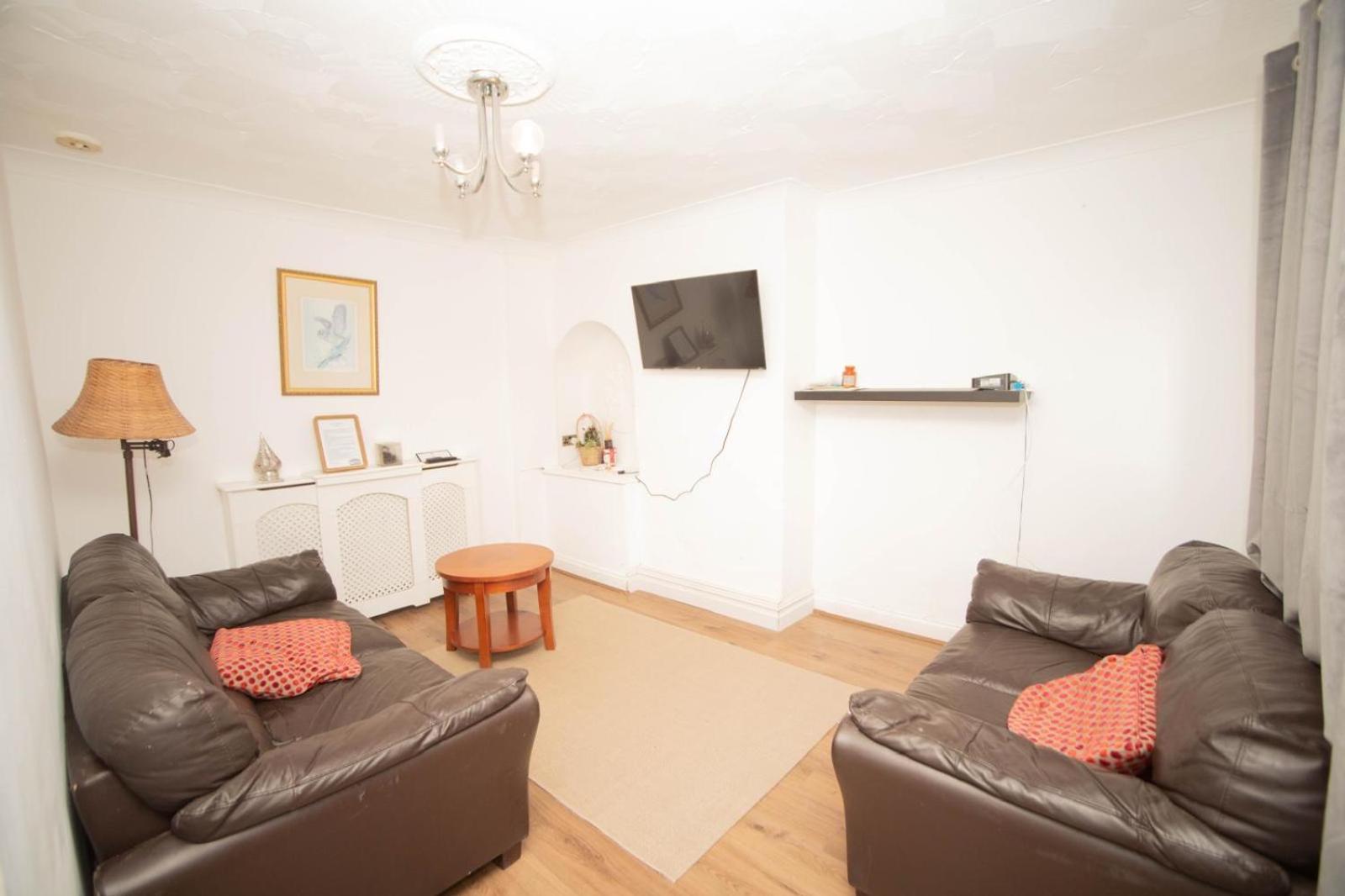 Three Bedroom House Newly Renovated Close To Gravesend Town Center Blue Water Stratford Westfield And 33 Mins To Kings Cross On Southeastern Javelin Line Zewnętrze zdjęcie