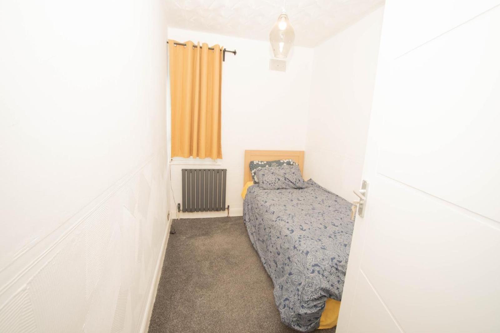 Three Bedroom House Newly Renovated Close To Gravesend Town Center Blue Water Stratford Westfield And 33 Mins To Kings Cross On Southeastern Javelin Line Zewnętrze zdjęcie