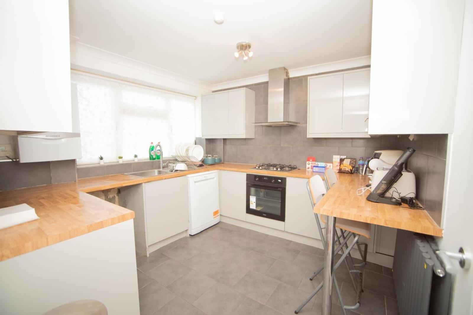 Three Bedroom House Newly Renovated Close To Gravesend Town Center Blue Water Stratford Westfield And 33 Mins To Kings Cross On Southeastern Javelin Line Zewnętrze zdjęcie